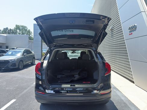 Used 2022 GMC Terrain SLE w/ Driver Convenience Package FWD image 8