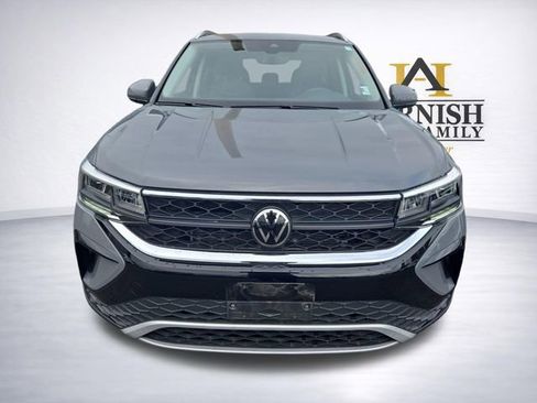 Certified 2023 Volkswagen Taos SE w/ Panoramic Sunroof Package image 2