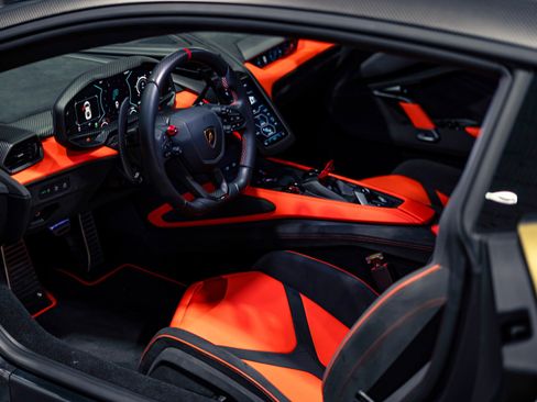 Used 2025 Lamborghini Revuelto AWD/4WD image 2