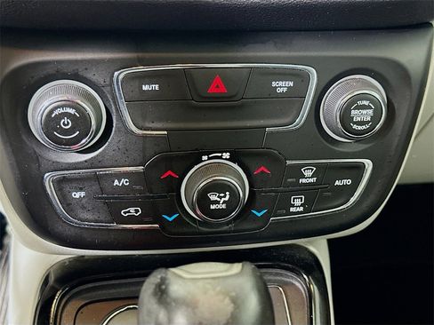 Used 2018 Jeep Compass Limited image 23