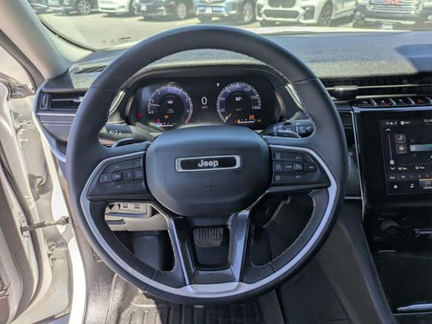 Used 2023 Jeep Grand Cherokee Laredo w/ Luxury Tech Group I AWD/4WD image 18