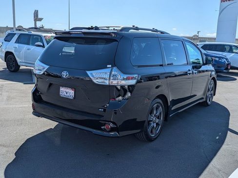 Used 2020 Toyota Sienna SE w/ Carpet Mat Package image 9