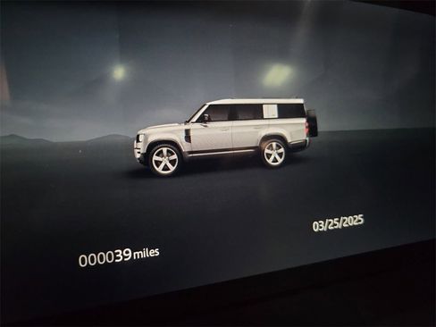 New 2025 Land Rover Defender 130 X-Dynamic SE image 18