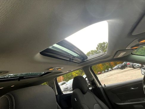 Used 2017 Chevrolet Traverse LT w/ Style and Technology Package image 28