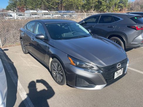 Used 2024 Nissan Altima 2.5 SV w/ SV Premium Package image 2