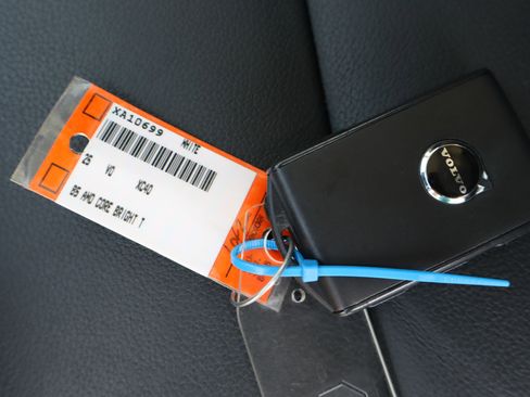 Used 2025 Volvo XC40 B5 Core image 40