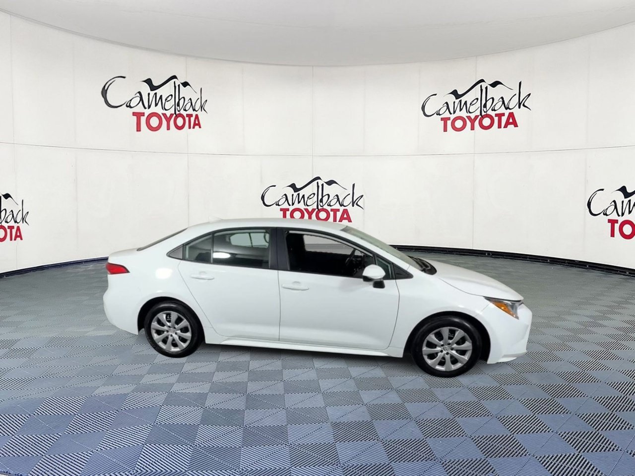 Used 2025 Toyota Corolla LE FWD image 4