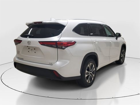 Used 2022 Toyota Highlander XLE image 7