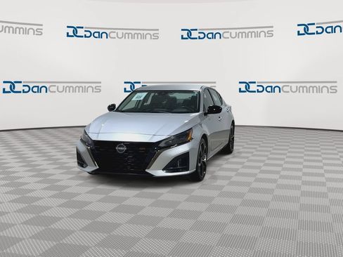 Used 2024 Nissan Altima 2.5 SR FWD image 3
