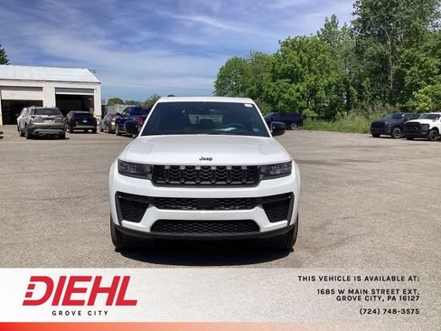 Used 2026 Jeep Grand Cherokee Altitude AWD/4WD image 2