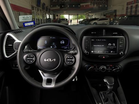 Used 2025 Kia Soul LX w/ LX Technology Package FWD image 12