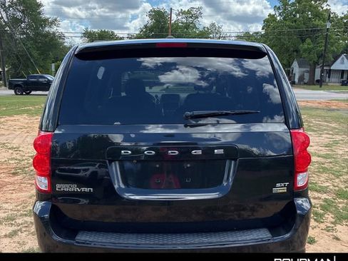 Used 2019 Dodge Grand Caravan SXT image 4
