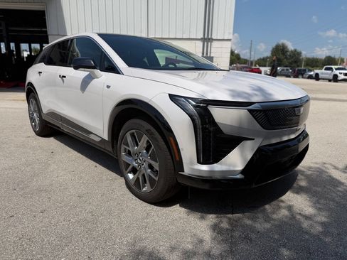Used 2025 Cadillac Optiq Luxury 2 w/ LPO, Floor Liner Package AWD/4WD image 2