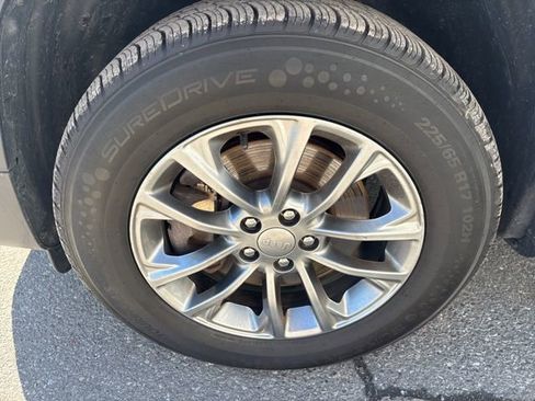 Used 2019 Jeep Cherokee Latitude Plus image 19