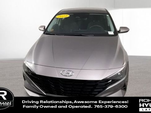 Used 2023 Hyundai Elantra SE w/ Preferred Accessory Package image 4