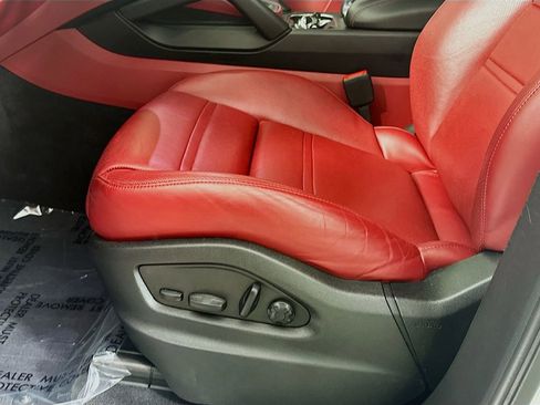 Certified 2023 Porsche Cayenne Platinum Edition image 21