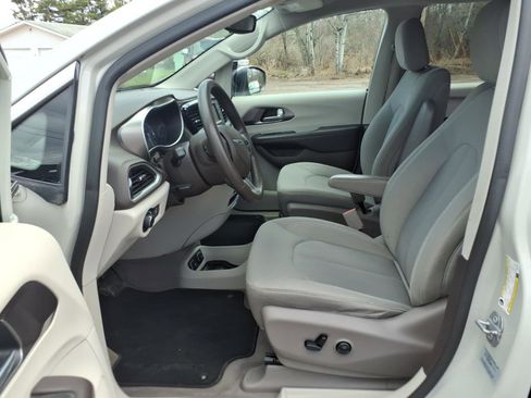 Used 2017 Chrysler Pacifica Touring FWD image 10