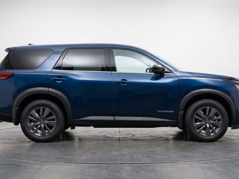 Used 2025 Nissan Pathfinder SV image 11