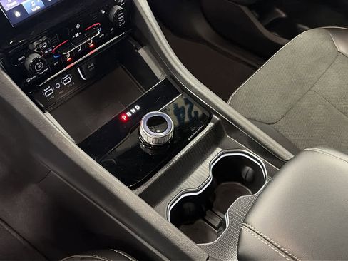 Used 2024 Jeep Grand Cherokee L Altitude image 19