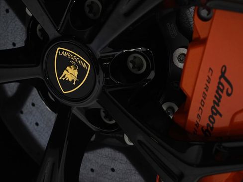 Used 2025 Lamborghini Revuelto image 24