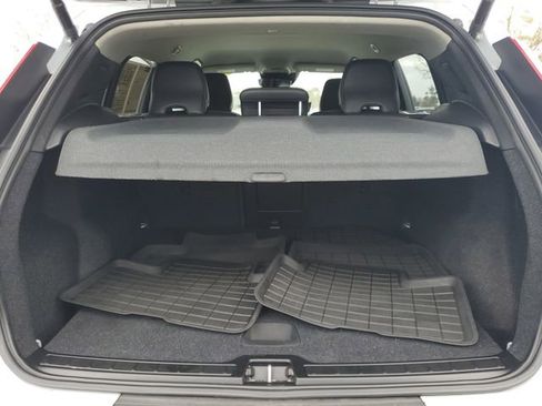 Used 2021 Volvo XC40 T4 Momentum w/ Protection Package Premier image 8