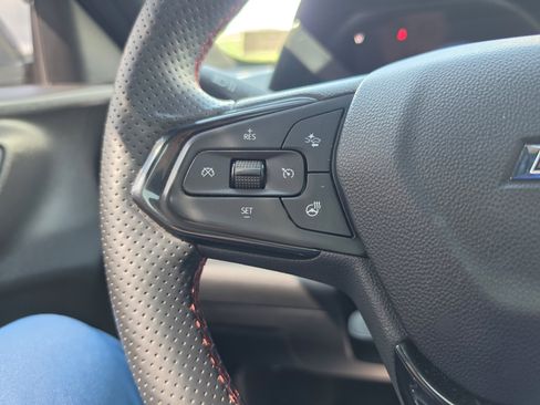Used 2025 Chevrolet Trax RS w/ Sunroof Package FWD image 21