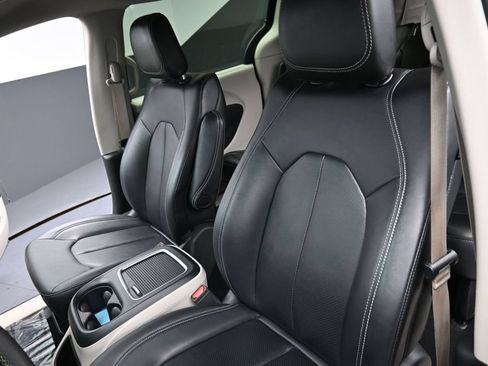 Used 2024 Chrysler Pacifica Touring-L FWD image 20