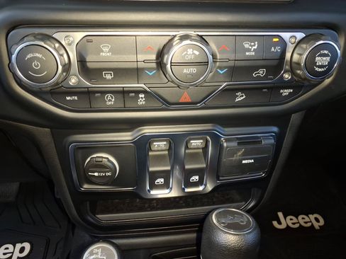 Used 2019 Jeep Wrangler Sport AWD/4WD image 24