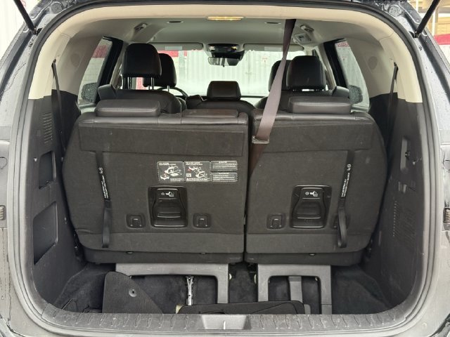 Used 2025 Kia Carnival FWD image 32