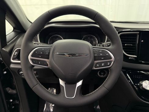 Used 2025 Chrysler Pacifica Select FWD image 17
