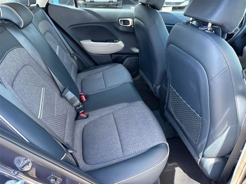 Used 2023 Hyundai Venue Limited FWD image 18