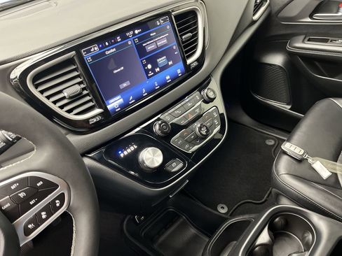 Used 2025 Chrysler Pacifica Select image 16