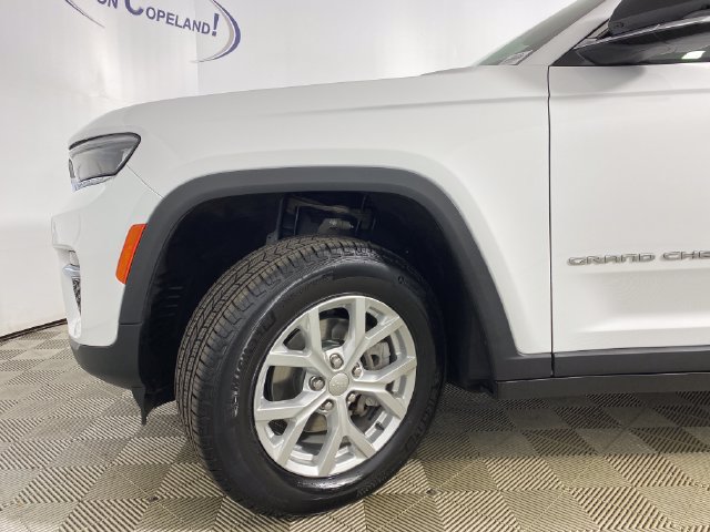 Used 2023 Jeep Grand Cherokee Limited AWD/4WD image 31
