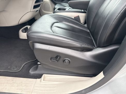 Used 2024 Chrysler Pacifica Touring-L FWD image 13