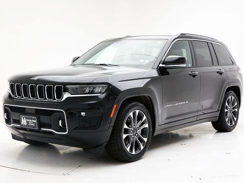 Used 2023 Jeep Grand Cherokee Overland w/ Luxury Tech Group IV AWD/4WD image 2