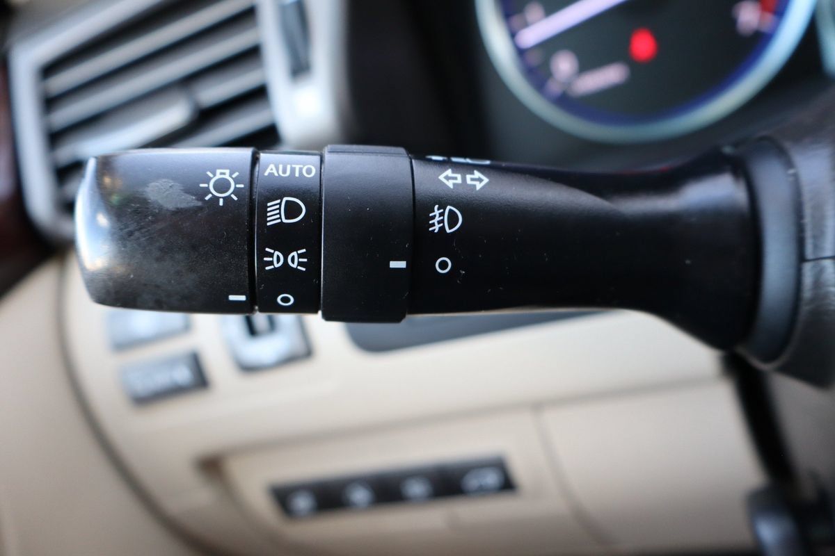 Used 2011 Lexus LX 570 4WD w/ Luxury Pkg image 32