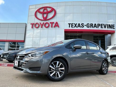 Used 2025 Nissan Versa SV FWD image 2