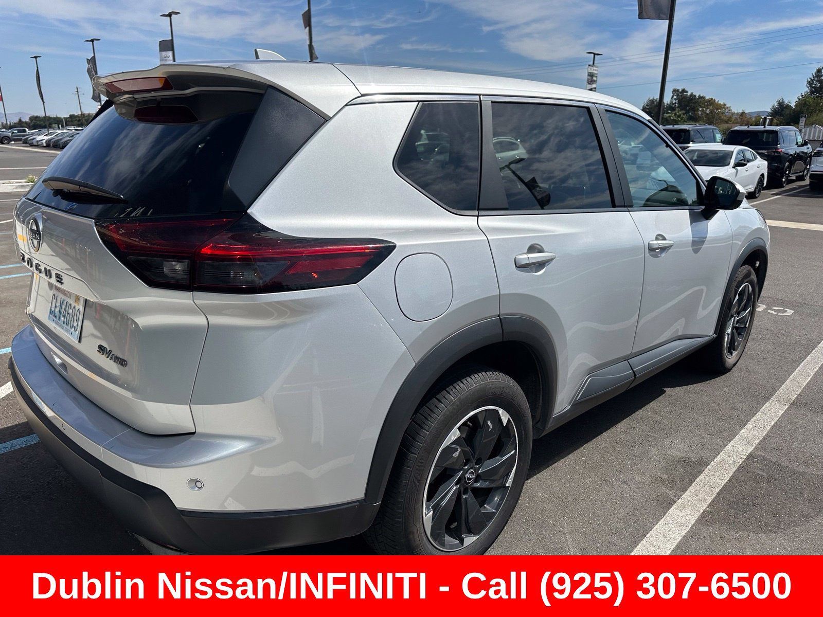 Used 2024 Nissan Rogue SV AWD/4WD image 3
