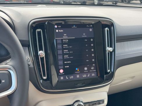 Used 2023 Volvo XC40 B5 Plus w/ Protection Package Premier image 21