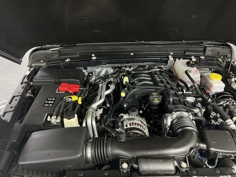 Used 2025 Jeep Wrangler Unlimited Sahara AWD/4WD image 29