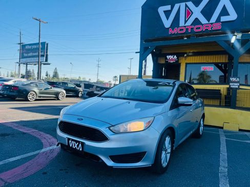 Used 2016 Ford Focus SE FWD image 1