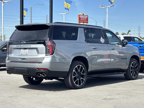 Used 2025 Chevrolet Suburban RST image 5