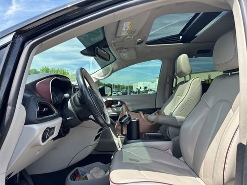 Used 2020 Chrysler Pacifica Limited FWD image 28