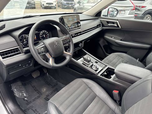 Used 2023 Mitsubishi Outlander SE image 13