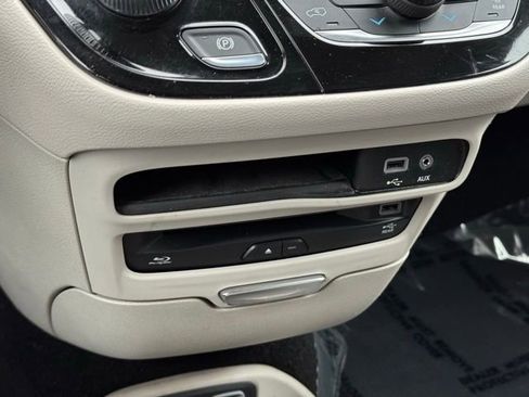 Used 2018 Chrysler Pacifica Touring-L Plus image 14