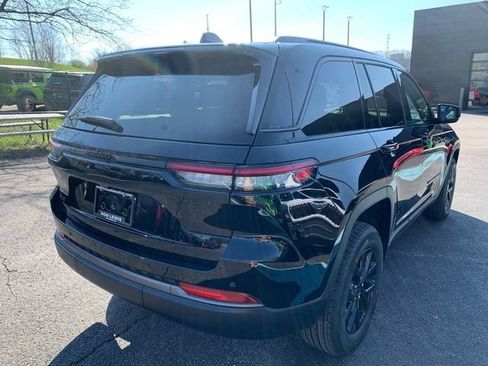Used 2026 Jeep Grand Cherokee Altitude AWD/4WD image 7