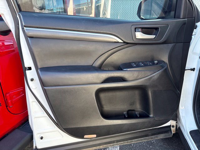 Used 2017 Toyota Highlander SE FWD image 9