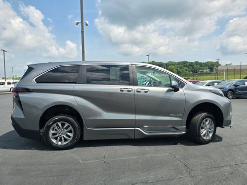 Used 2026 Toyota Sienna LE FWD image 17