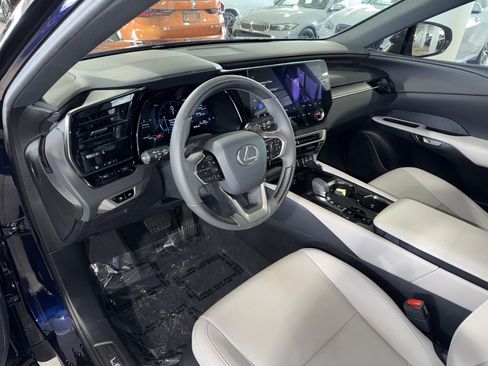 Used 2025 Lexus RX 350 Premium w/ Accessory Package (Z1) FWD image 18