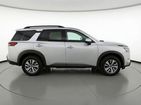 Used 2025 Nissan Pathfinder SV image 9